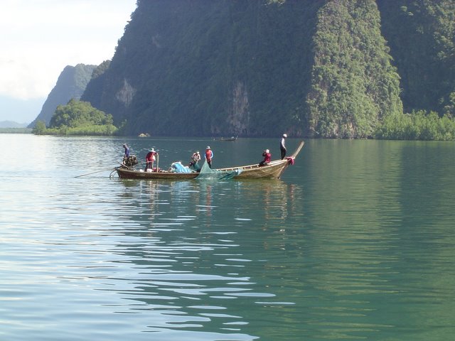 Longtail boat en pêche