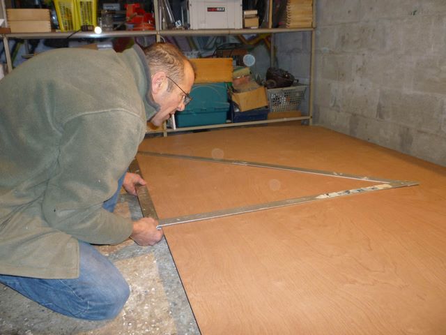 UNe bonne equerre permet de tracer les lignes tous les 50 cm. On aurai pu se servir de l'autre plaque de contreplaqué