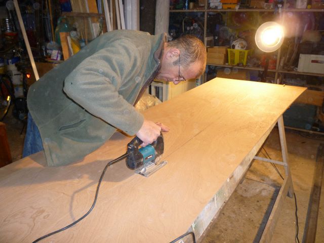 Découpe du contre plaqué avec la scie sauteuse makita. Il ne faut aller trop vite pour ne pas eclater le bois en dessous