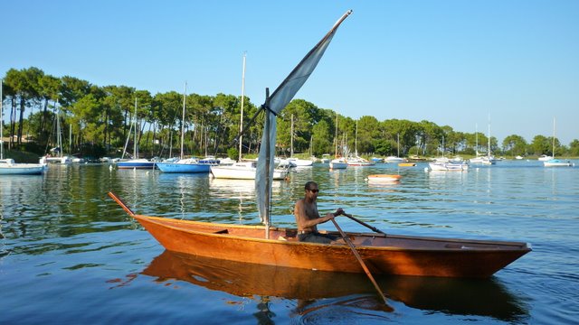 beau bateau en bois