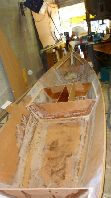 collage mastic epoxy du bois exotique en iroko sur le contreplaque marine - vue generale du bateau