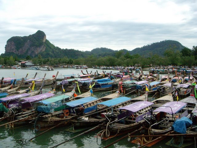 Port de pêche avec les longtails  - cote ouest de la Thailande