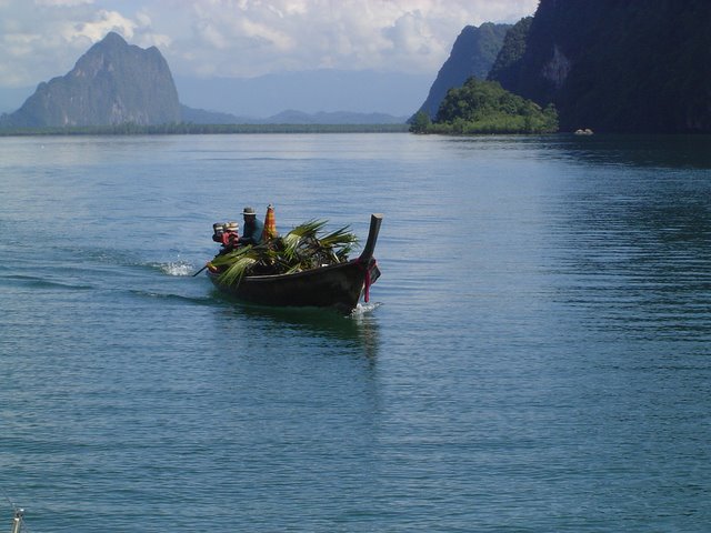 Longtail boat : tansport de denrées alimentaire et de matériaux de construction