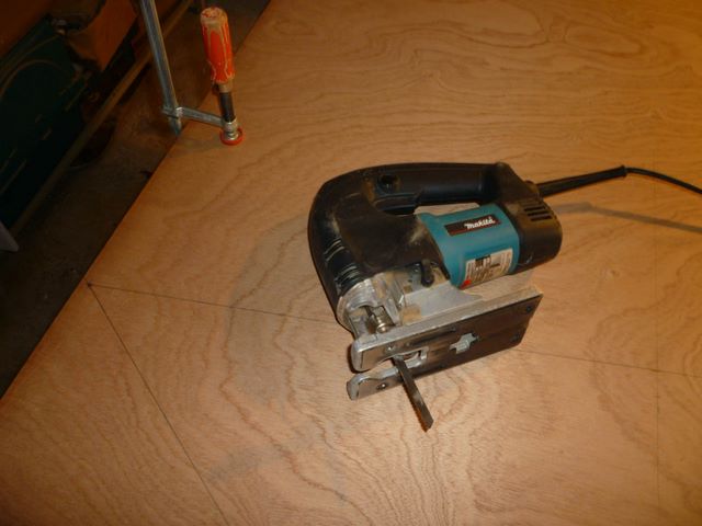 La scie sauteuse Makita qui s'acquitte facilement de la découpe des deux panneaux de contreplaqué 5 et 9 mm.